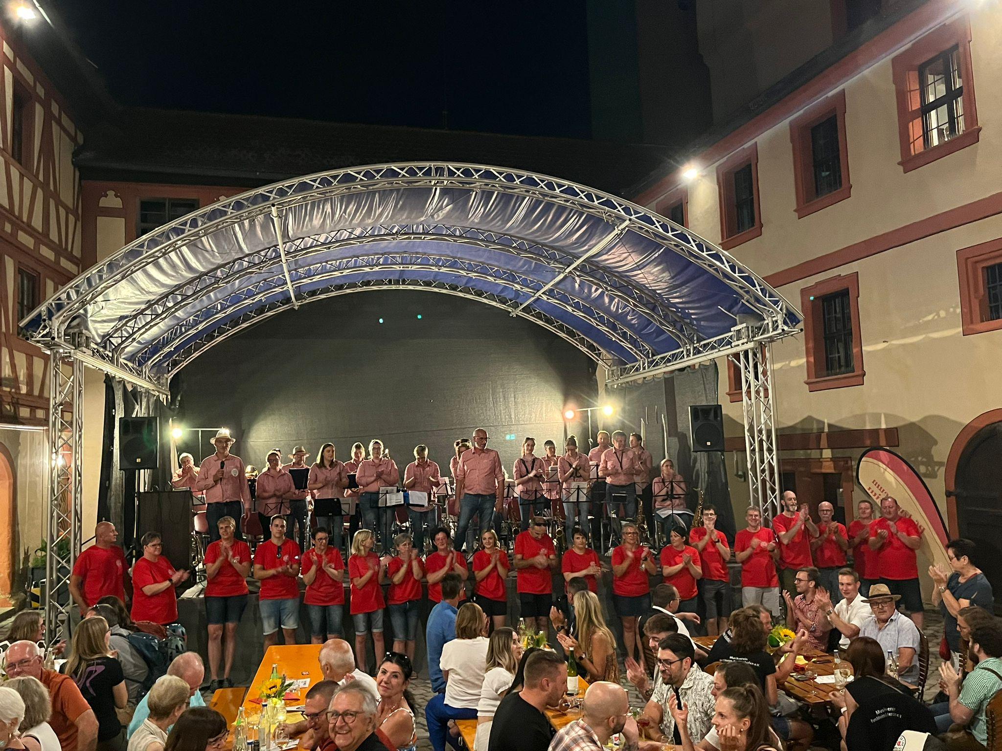 Beach Boys, Polka und mehr im Innenhof der Kaiserpfalz: Weinfest des ...