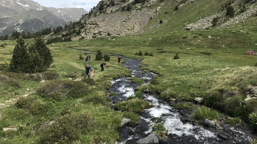 In den Pyrenäen von Andorra wandert man im Frühjahr oft an munteren Bächen entlang. 