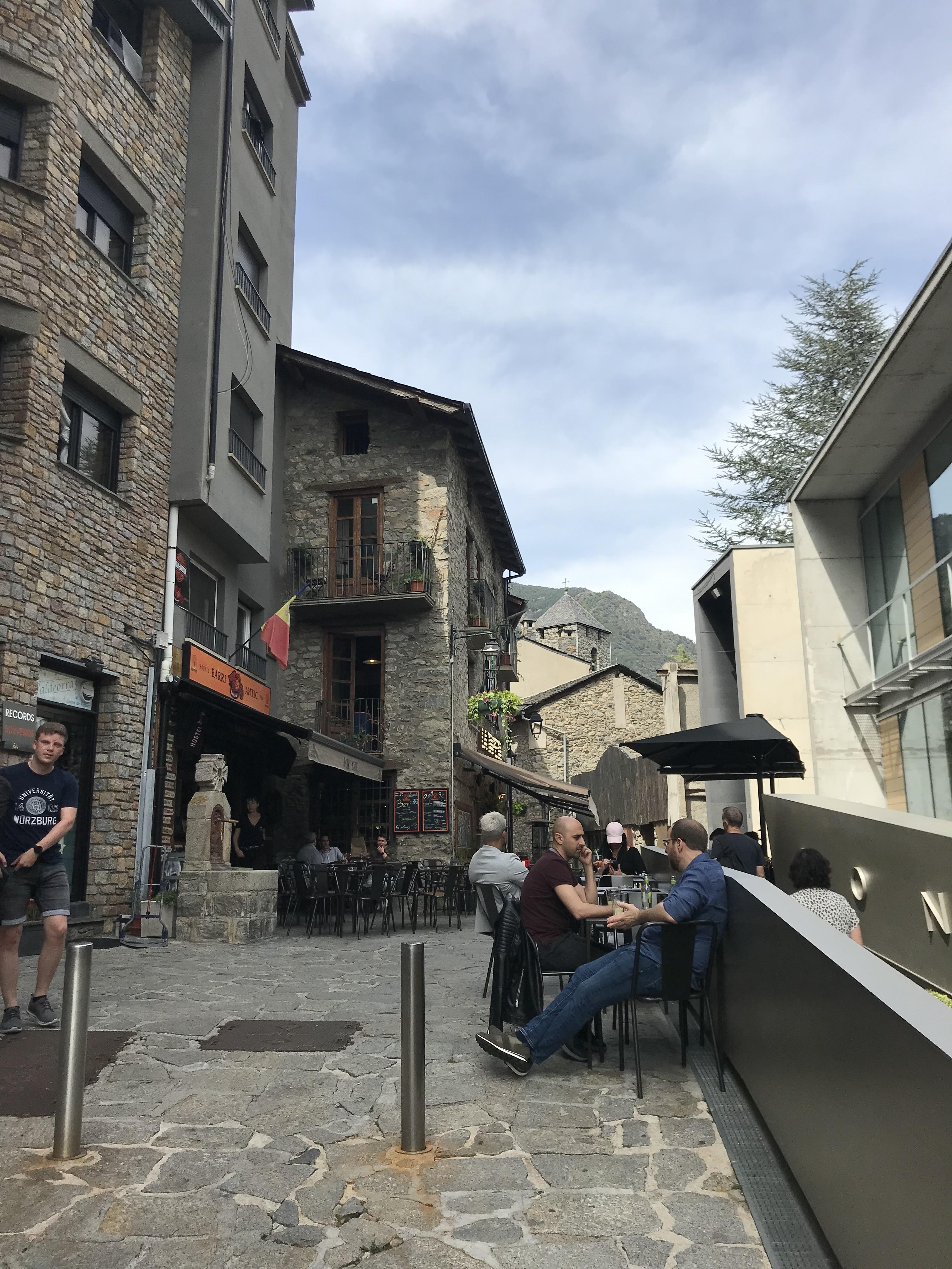 Für Shopping-Fans ist Andorras Hauptstadt Andorra la Vella ein Dorado. Hübsche Ecken zum Draußen-Sitzen sind selten, aber man findet sie.