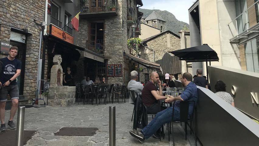 Für Shopping-Fans ist Andorras Hauptstadt Andorra la Vella ein Dorado. Hübsche Ecken zum Draußen-Sitzen sind selten, aber man findet sie.
