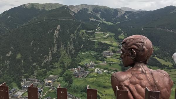 Dieser Herr hat die besten Aussichten - eine Skulptur am Aussichtssteg Mirador Roc del Quer.