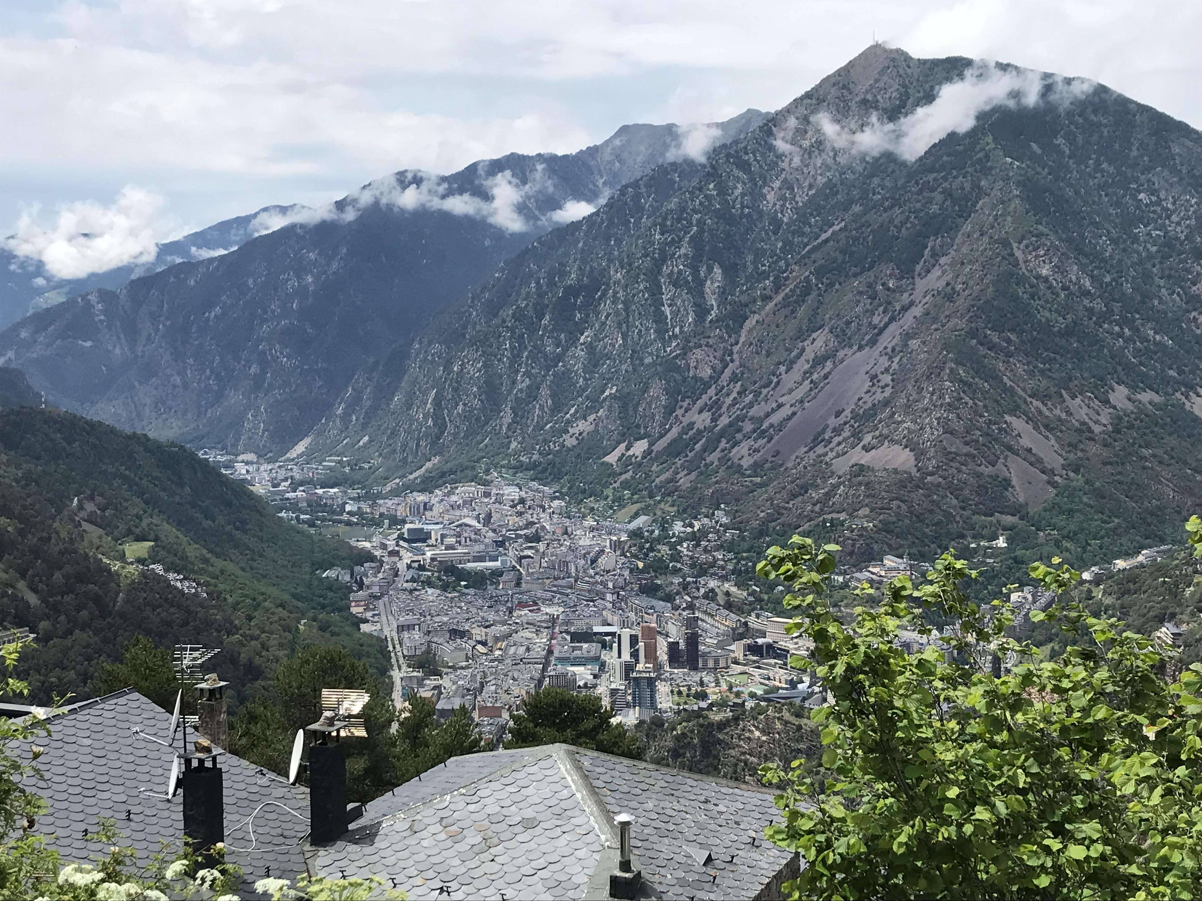 Andorra la Vella ist Andorras Hauptstadt. Bekannt ist sie für ihre vielen Geschäfte an der Avenida Meritxell. 