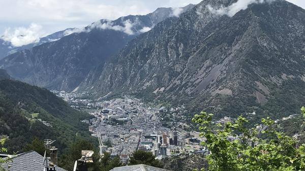Andorra la Vella ist Andorras Hauptstadt. Bekannt ist sie für ihre vielen Geschäfte an der Avenida Meritxell.