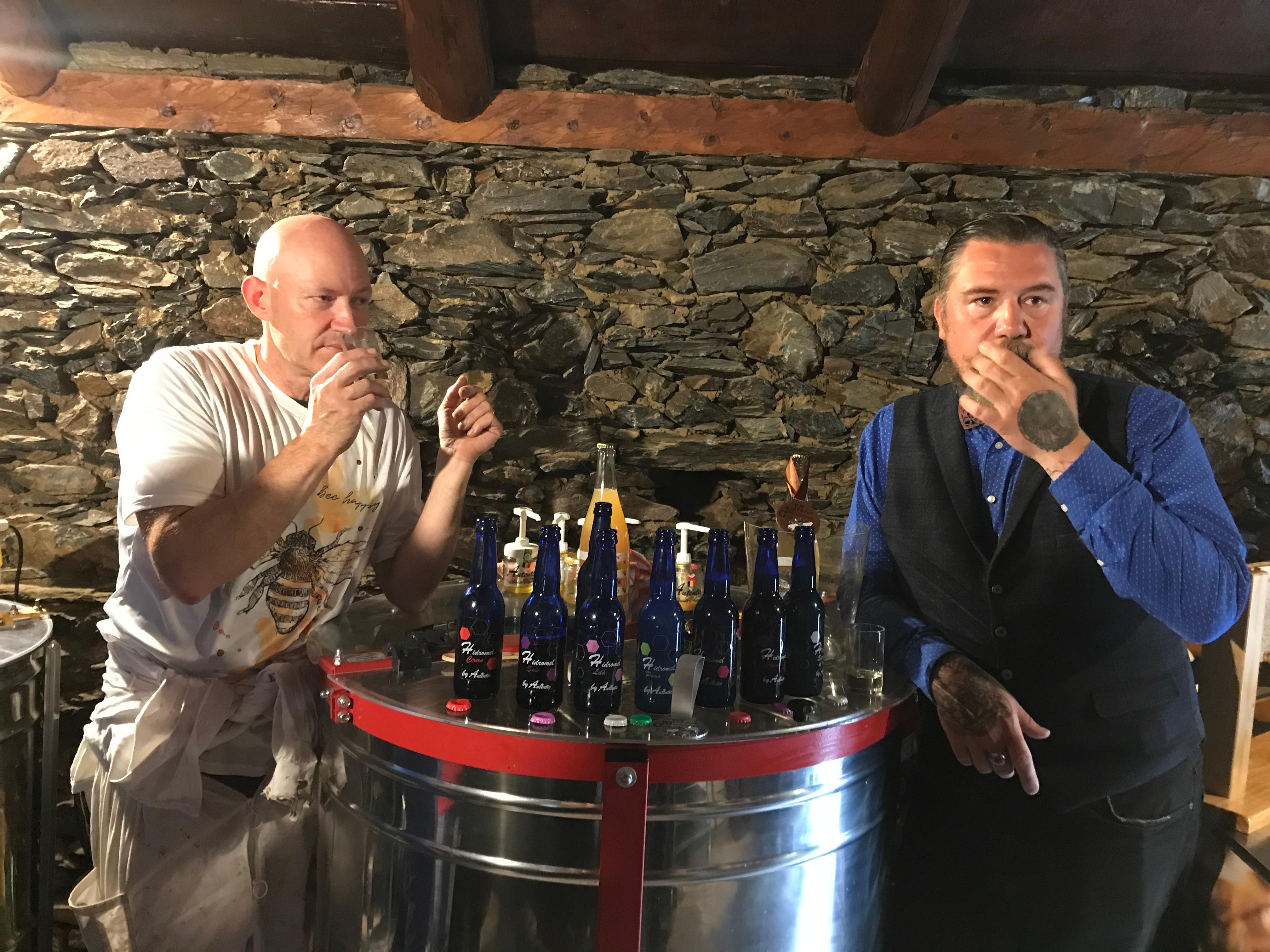 Der Franzose Mathieu Garaud (links) hat sich in Andorra als Imker niedergelassen und mit dem Bierbrauer und Reiseleiter Heiko Kirchner aus Zwickau zusammengetan. Die beiden brauen Honig-Met. 