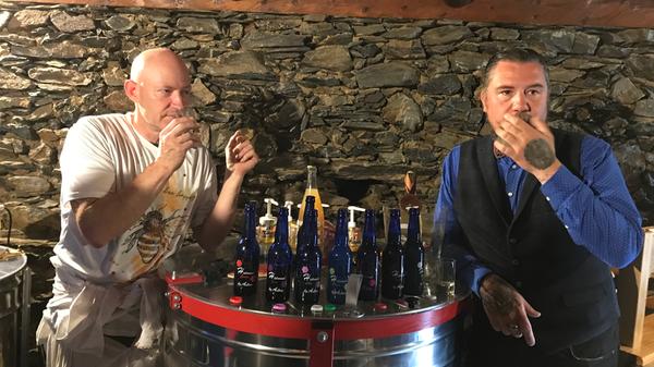Der Franzose Mathieu Garaud (links) hat sich in Andorra als Imker niedergelassen und mit dem Bierbrauer und Reiseleiter Heiko Kirchner aus Zwickau zusammengetan. Die beiden brauen Honig-Met.