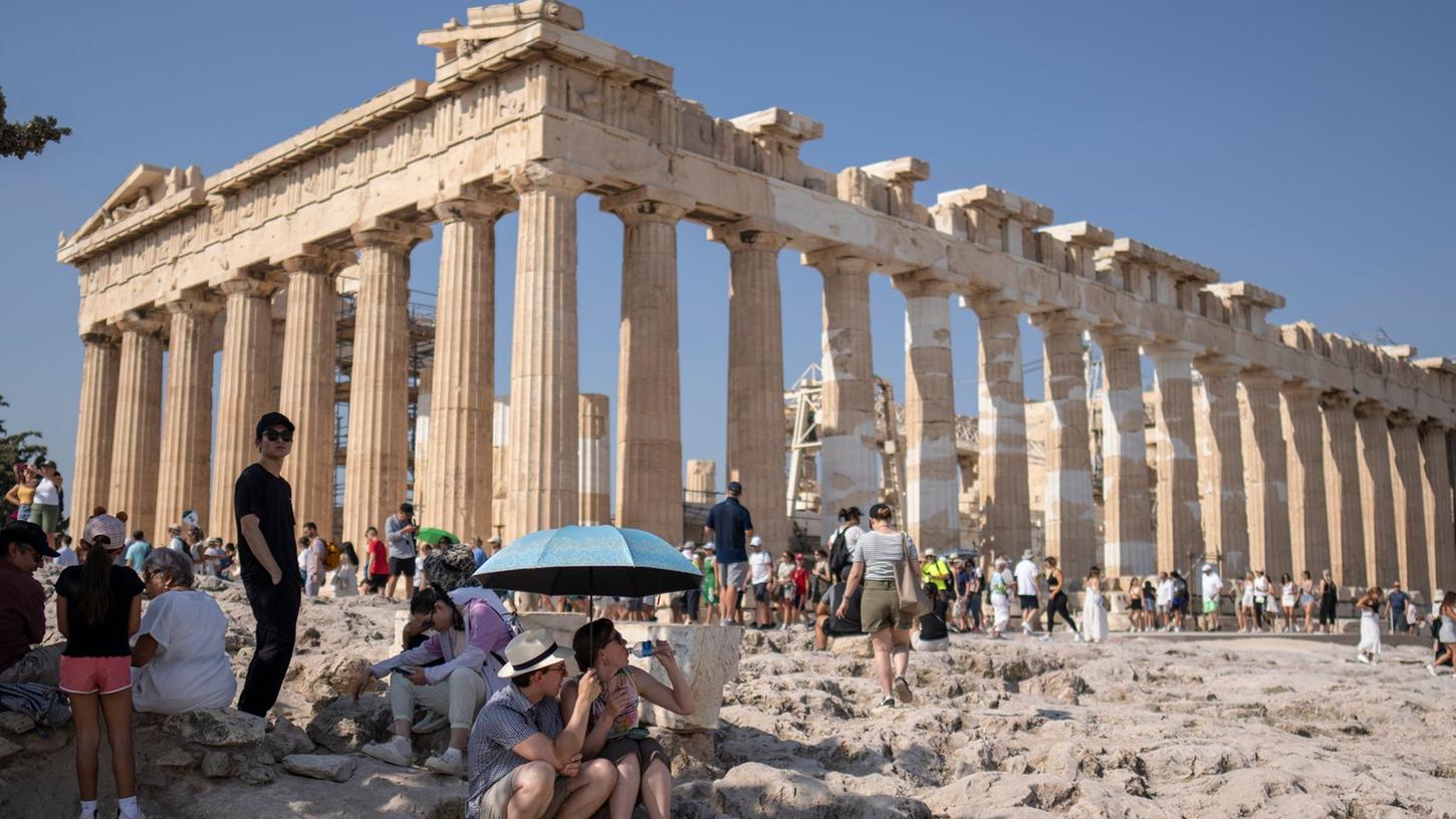 Wegen der Gefahr eines Hitzschlags wurde das Wahrzeichen Athens, die Akropolis, um die Mittagszeit geschlossen. 
