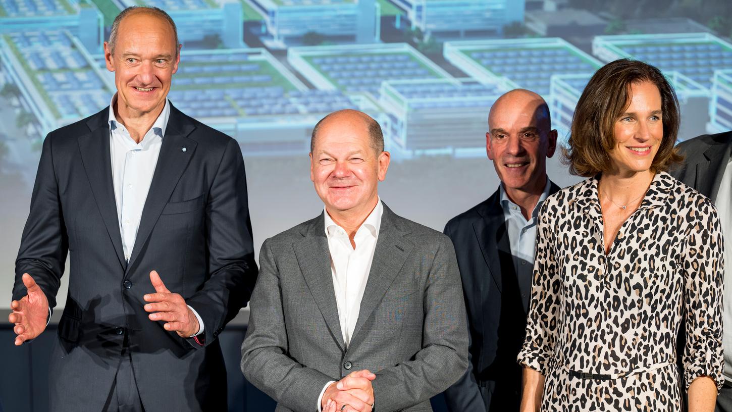 Der Kanzler in Erlangen: Olaf Scholz neben Siemens-Chef Roland Busch (links) und Vorstandsmitglied Judith Wiese.