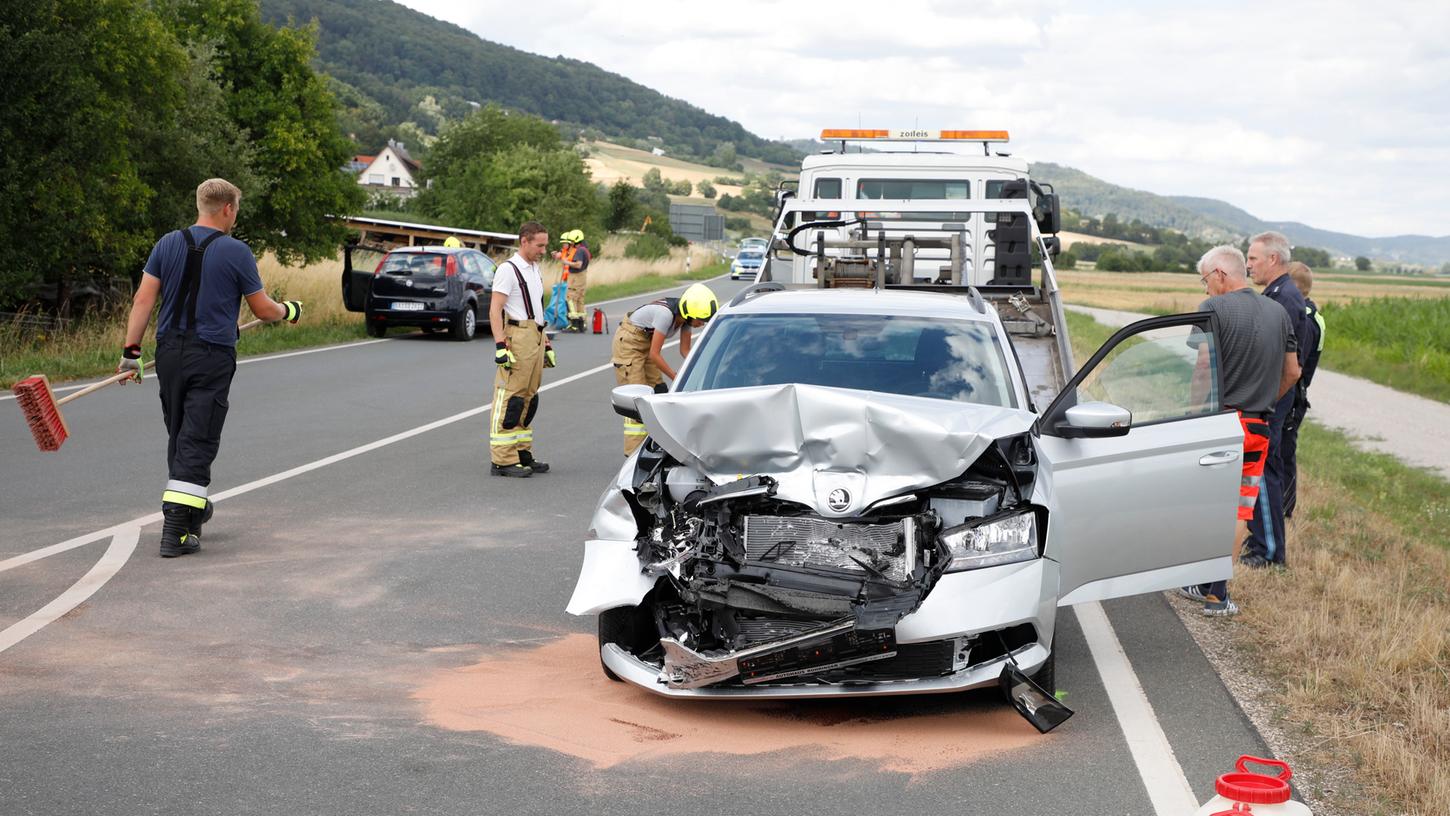Drei schwer- und eine leichtverletzte Person meldet die Polizei Ebermannstadt. Drei schwer- und eine leichtverletzte Person meldet die Polizei Ebermannstadt.