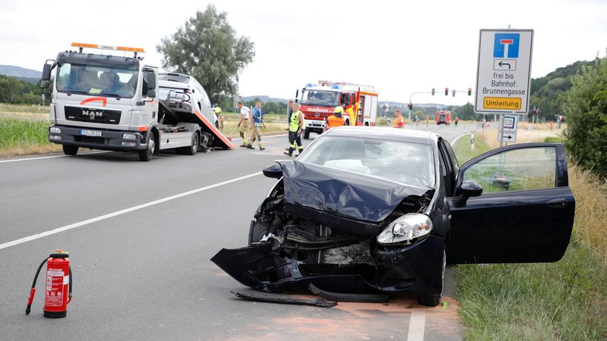 Ein Auto ist von der Fahrbahn aus noch ungeklärter Ursache abgekommen. Ein Auto ist von der Fahrbahn aus noch ungeklärter Ursache abgekommen.