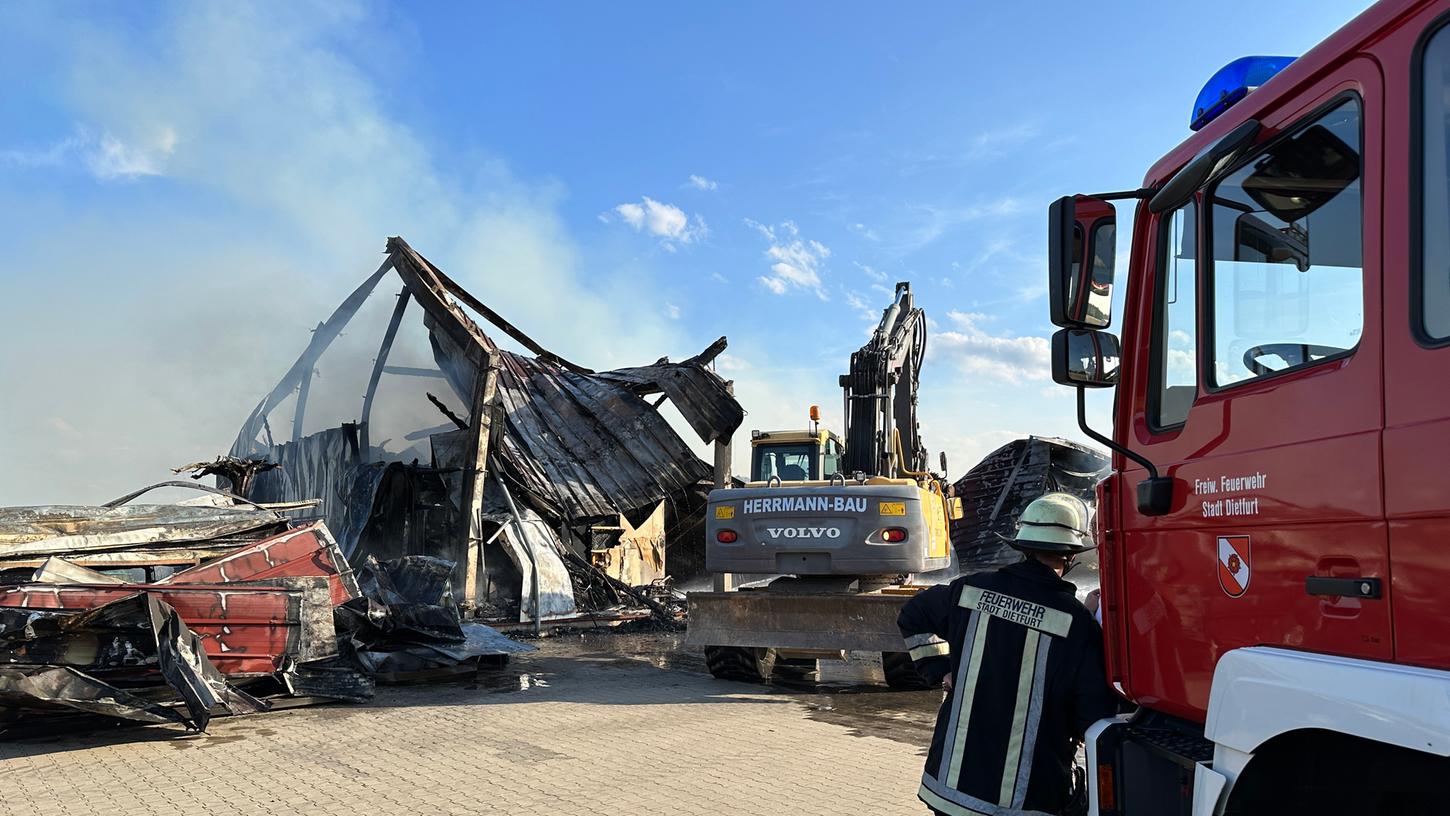 Am Nachmittag brach im Dietfurter Ortsteil Vogelthal in einer größeren Maschinenhalle ein Brand aus.