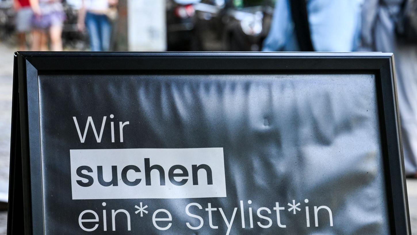 Mehrgeschlechtliche Suche nach Personal auf einem Schild in Berlin.