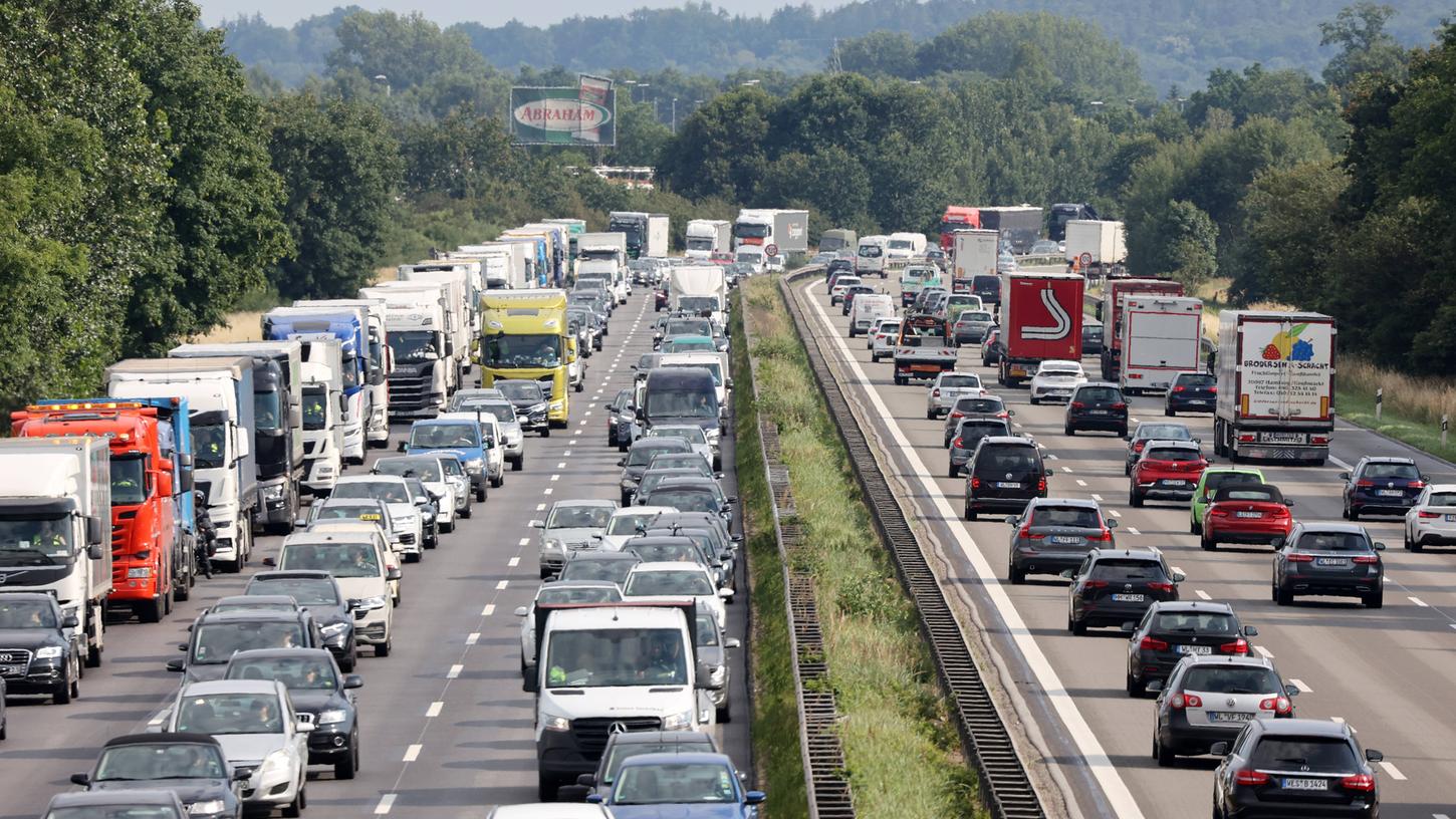 Zum Ferienbeginn stockt der Verkehr auf A1 bei Meckelfeld an der Grenze zu Hamburg. Mit dieser Woche haben nun in elf Bundesländer die Sommerferien begonnen.