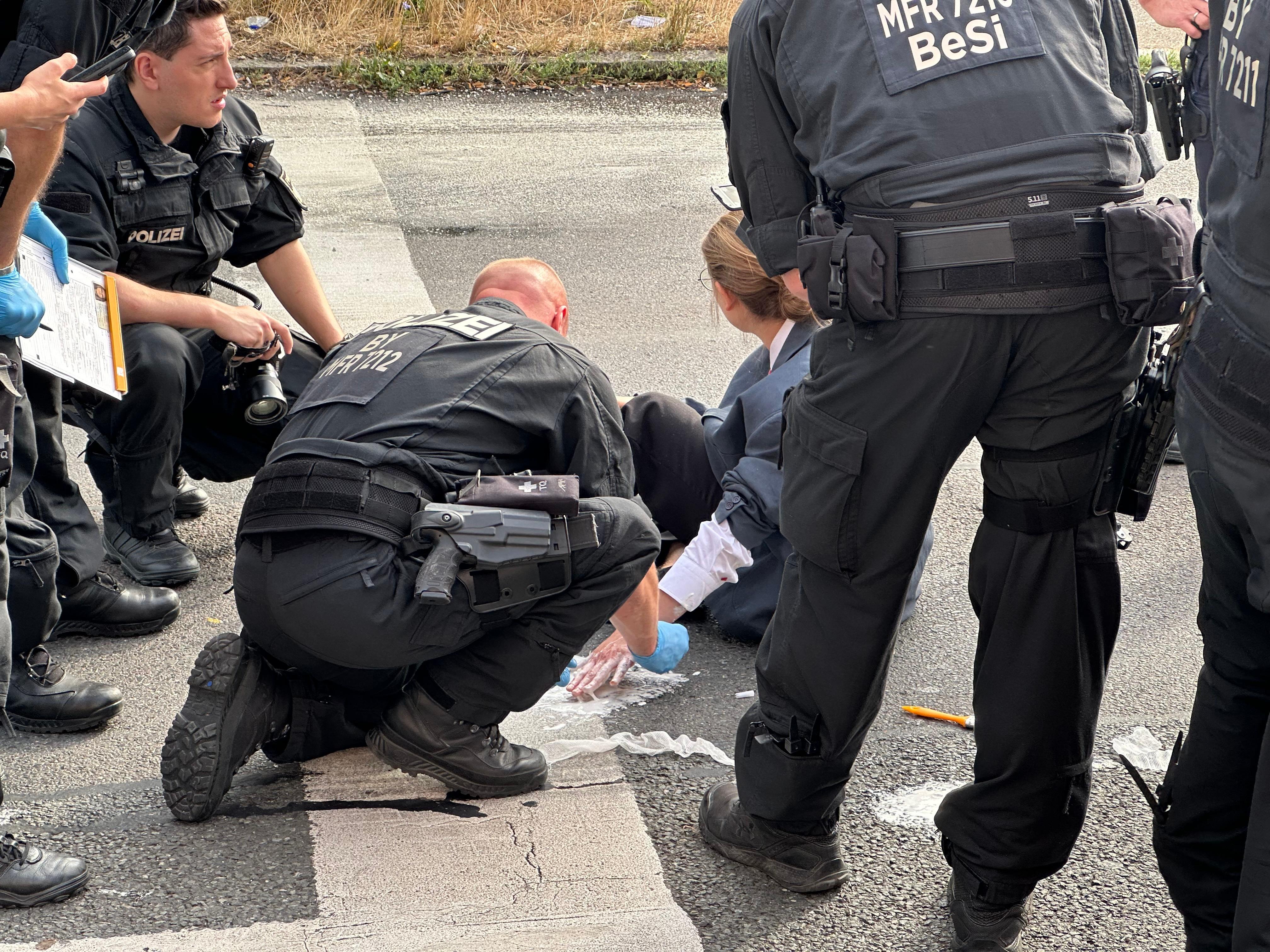 Am Donnerstag hatte die Stadt Nürnberg noch ausdrücklich verboten, dass für Demonstrationen Fahrbahnen benutzt werden und Protestierende sich auf der Straße ankleben oder festketten. Dennoch kam es am Freitagmorgen zum erneuten Protest.