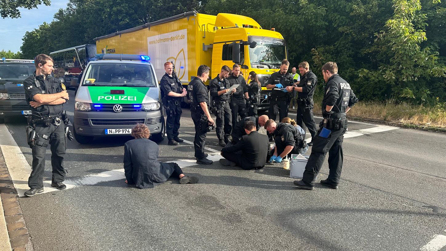 Mit ihren Protesten sorgen Klimaaktivistinnen und Klimaaktivisten für Unmut und mehr noch für steigenden Arbeitsaufwand für Behörden und Justiz. Mit ihren Protesten sorgen Klimaaktivistinnen und Klimaaktivisten für Unmut und mehr noch für steigenden Arbeitsaufwand für Behörden und Justiz.