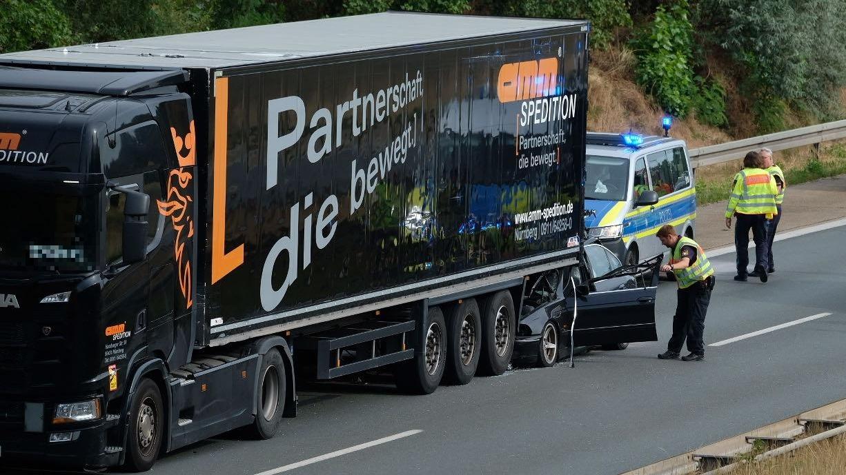 Ein Pkw-Fahrer übersah offenbar das Stauende an der Stadtgrenze Nürnberg/Fürth und raste mit seinem Fahrzeug in einen Lkw, sodass das Auto fast bis zur Hälfte unter den Auflieger geschoben wurde. Der 31-jährige Fahrer aus Erlangen wurde schwer verletzt