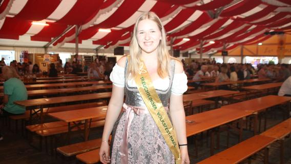 Mit einem Wurf in den Maßkrug: So holte sich Catharina Kraft den Titel Volksfest-Madl Treuchtlingen