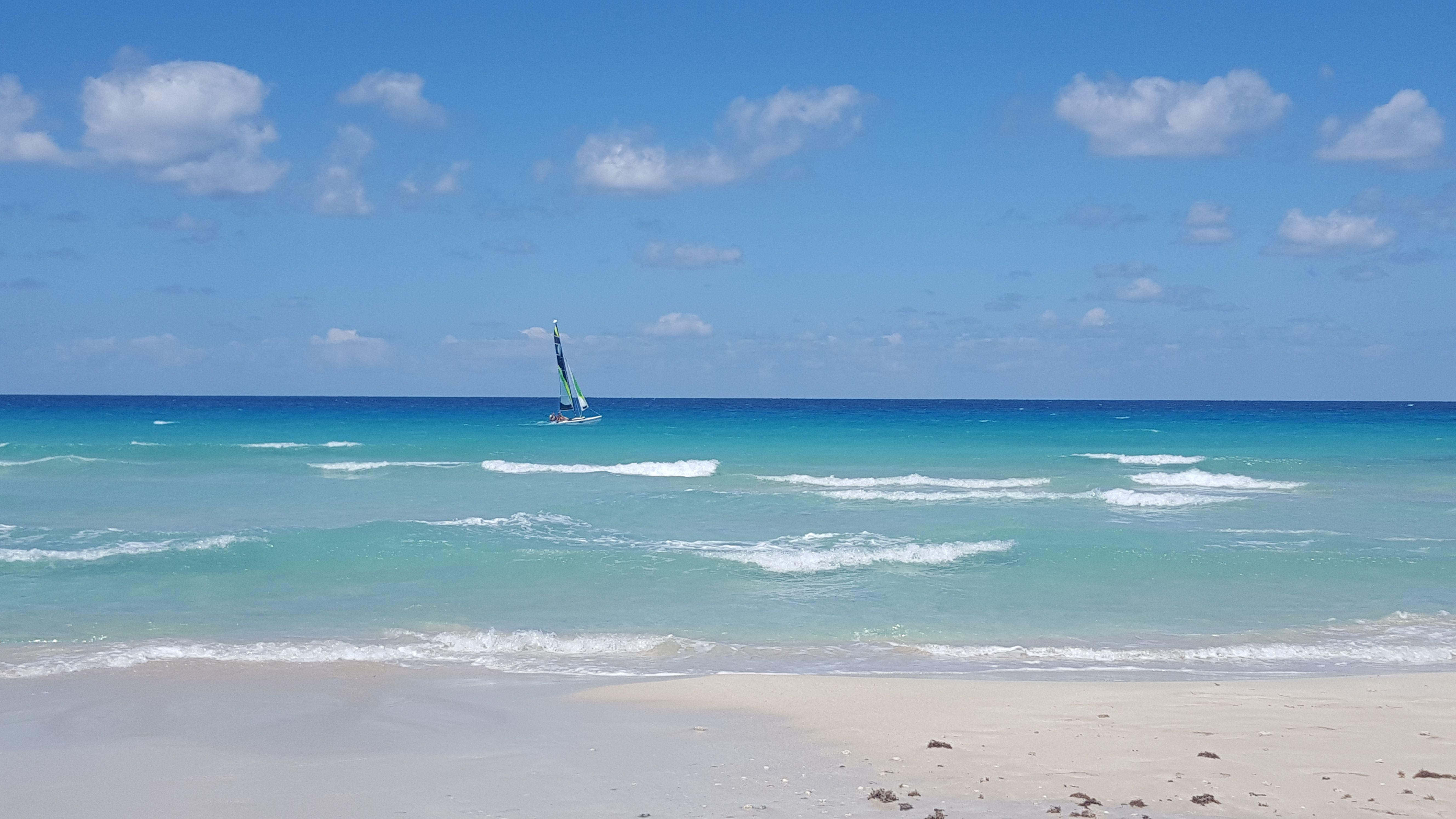 Varadero Beach in Kuba erstreckt sich entlang der Hicacos-Halbinsel und ist mit rund 20 Kilometern einer der längsten und schönsten Strände der Karibik. Kristallklares Wasser, sanfte Wellen und weißen Sand: Hier wird Varadero wird der Traum von einem karibischen Urlaubsparadies wahr. Varadero Beach ist auch ein idealer Ausgangspunkt, um das kulturelle Erbe Kubas zu erkunden. In der Nähe liegt die historische Stadt Matanzas, bekannt für ihre kubanische Kultur und Geschichte.