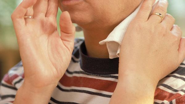 Wer an heißen Tagen beispielsweise in ein höheres Stockwerk laufen muss, der kann zu einem kühlenden Lappen greifen. Kühle, feuchte Umschläge können etwa für Linderung der Hitze sorgen, wenn diese an Arme, Beine, Stirn oder Nacken gehalten werden. Außerdem ist es hilfreich, die Handgelenke unter kühles Wasser zu halten.