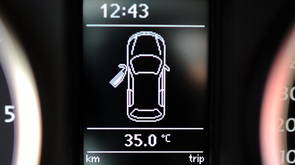 Um ein erhitztes Auto durchzulüften, sollten alle Fenster und Türen geöffnet werden, wenn vorhanden auch ein Schiebedach. Die Klimaanlage sollte direkt nach dem Losfahren auf maximale Kühlleistung eingestellt werden. Aber: Die maximale Kühlleistung sollte nicht während der gesamten Fahrt genutzt werden, da sonst auch Erkältungen drohen können. Wie der ADAC erklärt, lohnt sich die Nutzung der Klimaanlage aber erst ab einer Fahrtlänge von über zehn Minuten, da andernfalls Kompressor und Riemenantrieb durch das ständige An- und Abschalten belastet werden.
