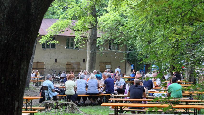 Nahe der Abfahrt der A73 Nürnberg-Zollhaus kann man im Biergarten "Steinbrüchlein" seine Zeit verbringen - direkt im Reichswald und nahe dem Waldspielplatz. Dienstag bis Sonntag hat die Wirtschaft ab 10 Uhr geöffnet.