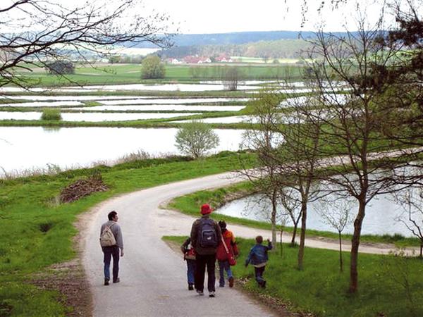 Zu Fuß oder mit dem Rad - Der Aischgrund bietet eine besondere Landschaft für kleine und große Entdecker. Zu Fuß oder mit dem Rad - Der Aischgrund bietet eine besondere Landschaft für kleine und große Entdecker.