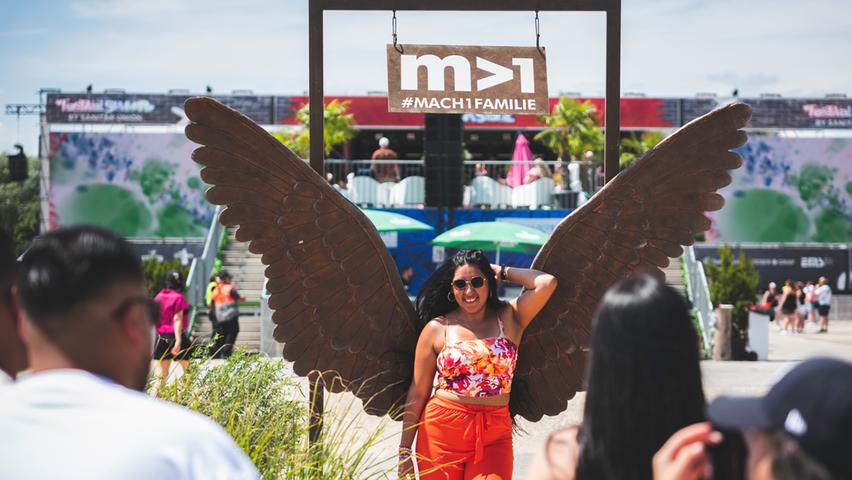 Über 40 Grad und 13.000 Menschen: Latin-Festival bringt Airport zum Kochen
