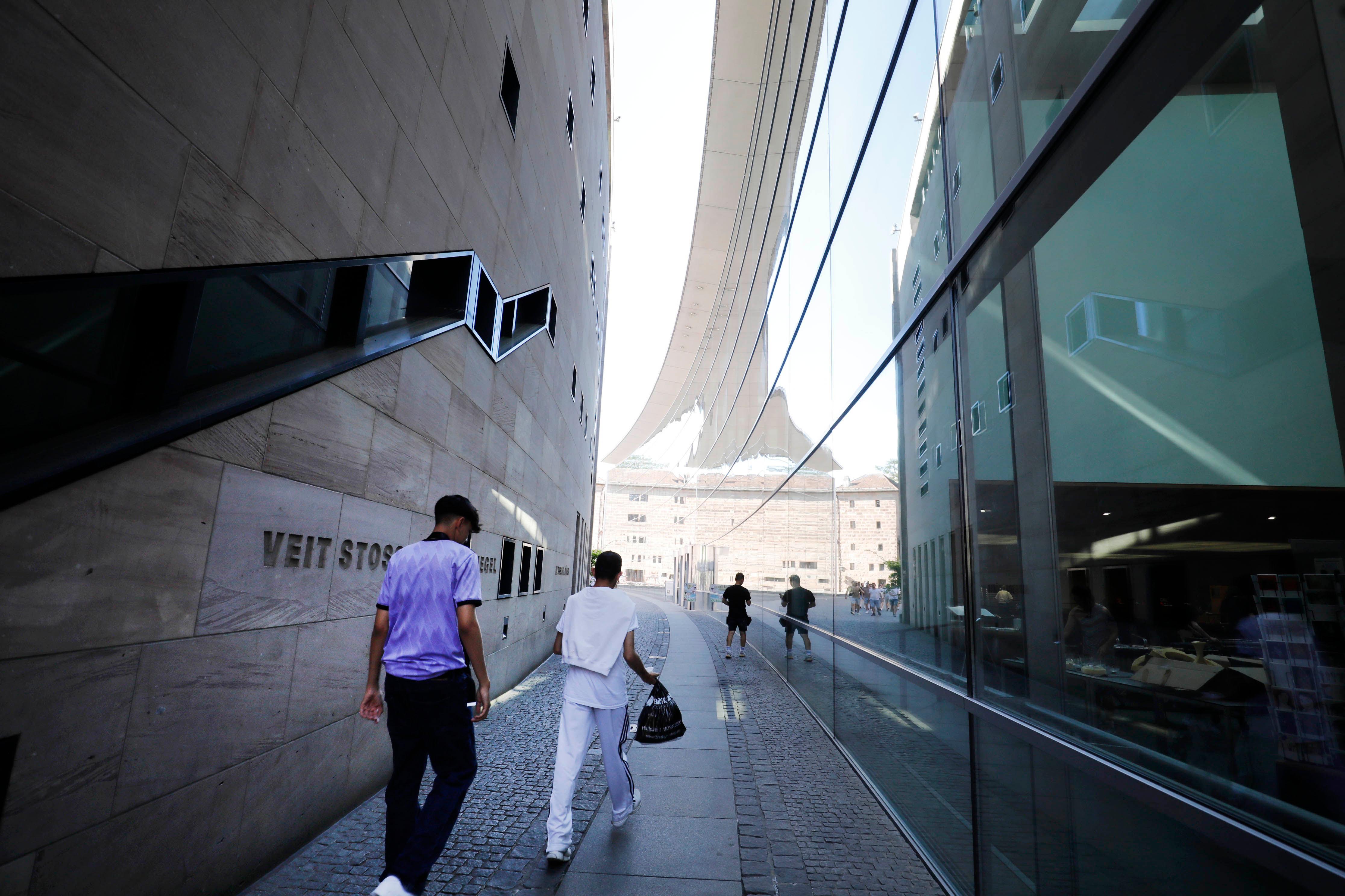 Die Gasse am Neuen Museum ist auch bei über 35 Grad aufgrund eines gewissen Windkanal-Effekts ein relativ angenehmer Ort. Das ändert sich aber, wenn man den Klarissenplatz betritt.  