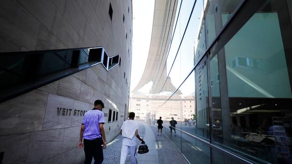 Die Gasse am Neuen Museum ist auch bei über 35 Grad aufgrund eines gewissen Windkanal-Effekts ein relativ angenehmer Ort. Das ändert sich aber, wenn man den Klarissenplatz betritt.