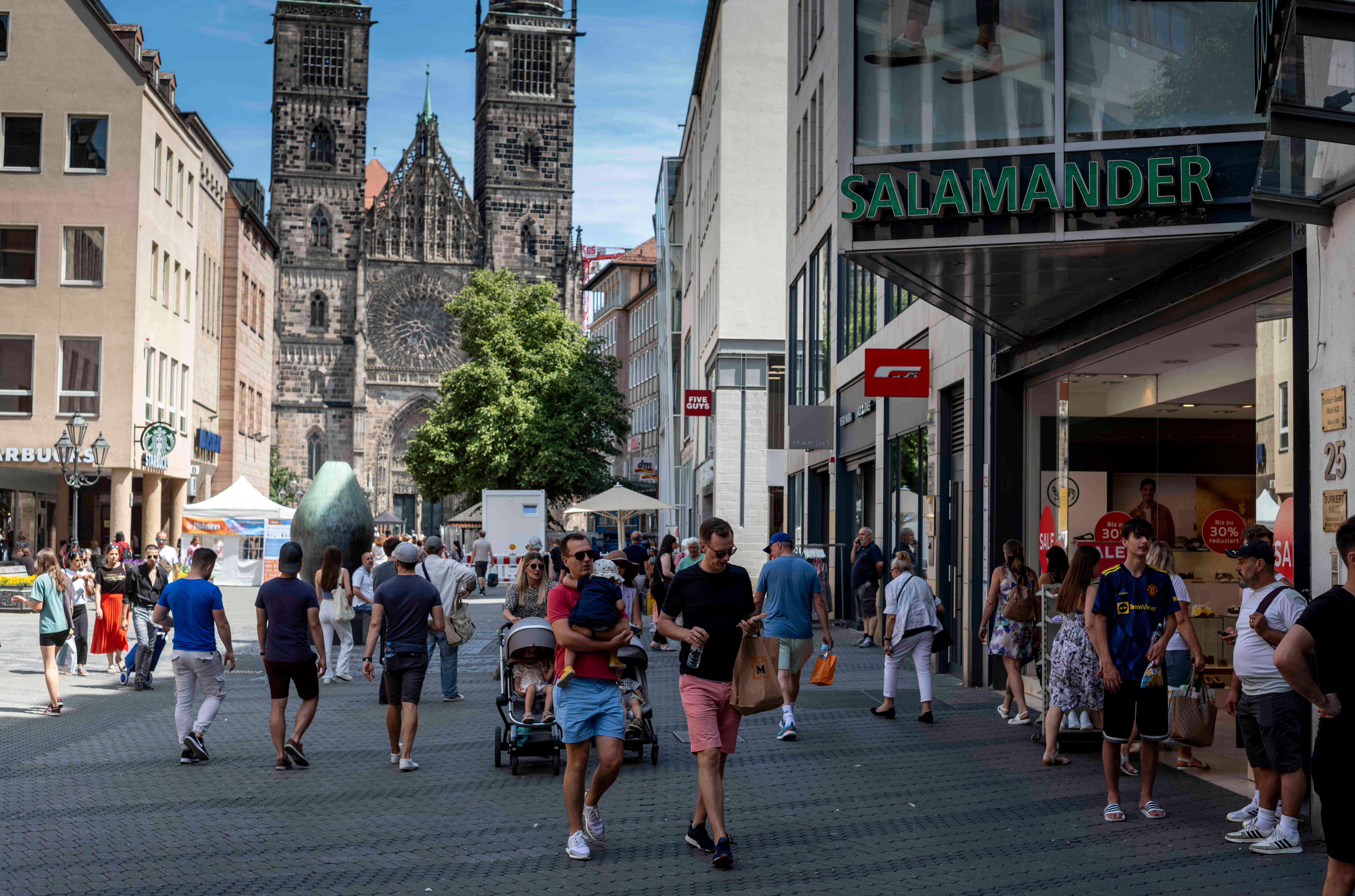 Auch in der Karolinenstraße stand die Hitze. Auf ausgedehnte Shoppingtouren hatten da nur wenige Lust. Eistüten waren deutlich häufiger zu sehen als volle Einkaufstüten.  