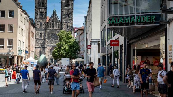 Auch in der Karolinenstraße stand die Hitze. Auf ausgedehnte Shoppingtouren hatten da nur wenige Lust. Eistüten waren deutlich häufiger zu sehen als volle Einkaufstüten.