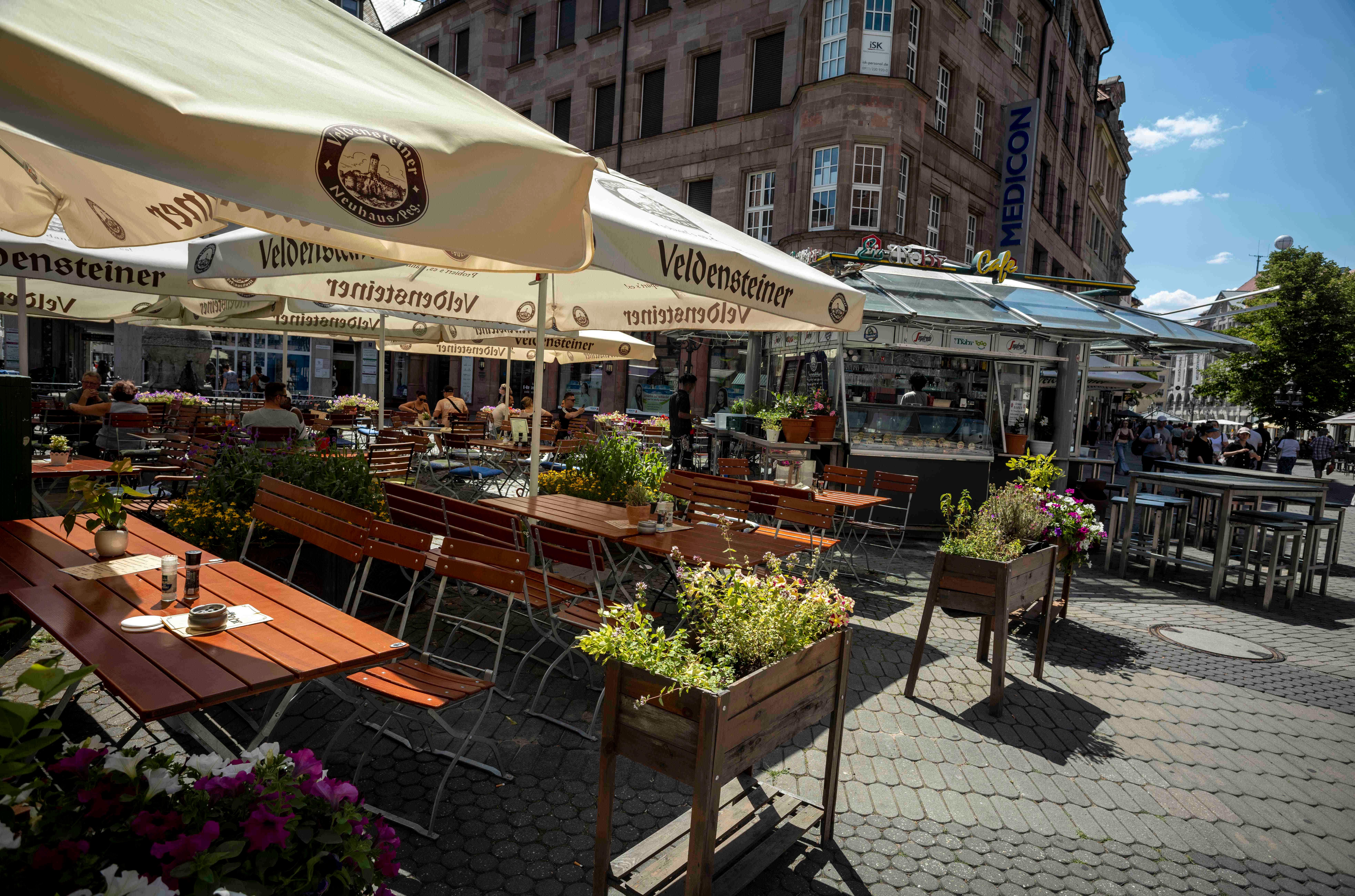 Freie Plätze im Übermaß. Bei diesen Temperaturen war es den meisten Menschen während des Tages auch für den Besuch einer Freiluft-Gaststätte zu heiß. 