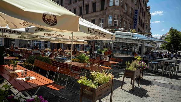 Freie Plätze im Übermaß. Bei diesen Temperaturen war es den meisten Menschen während des Tages auch für den Besuch einer Freiluft-Gaststätte zu heiß.