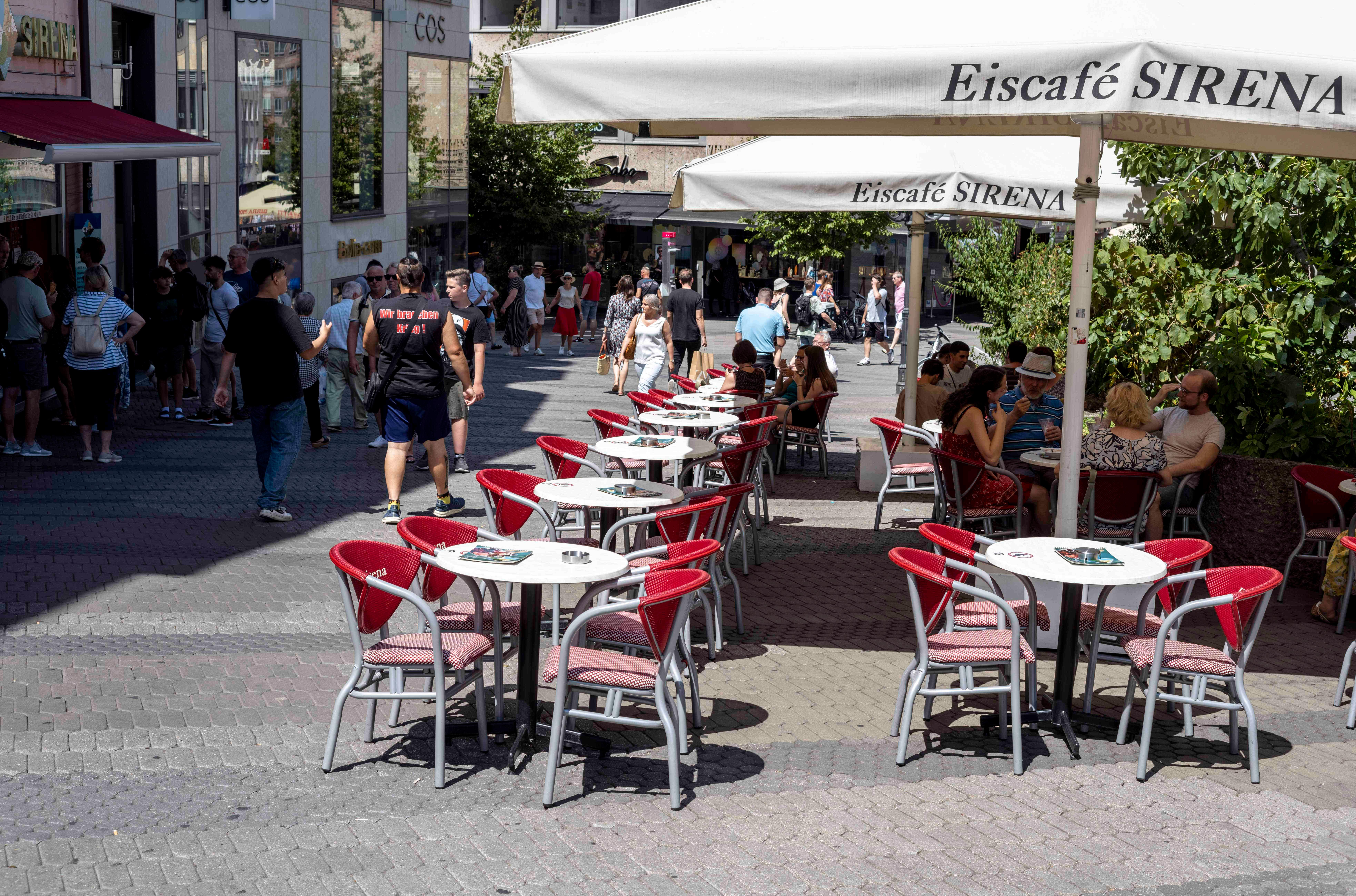 Selbst bei den Eiscafés blieben viele Tische unbesetzt. Die Eiswaffel to go stand bei diesen tropischen Temperaturen erheblich höher im Kurs.