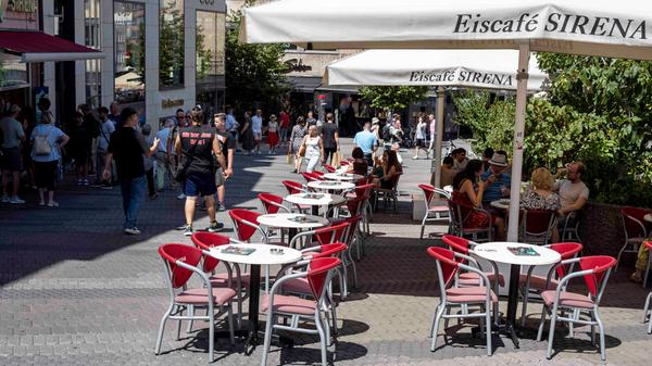 Selbst bei den Eiscafés blieben viele Tische unbesetzt. Die Eiswaffel to go stand bei diesen tropischen Temperaturen erheblich höher im Kurs.