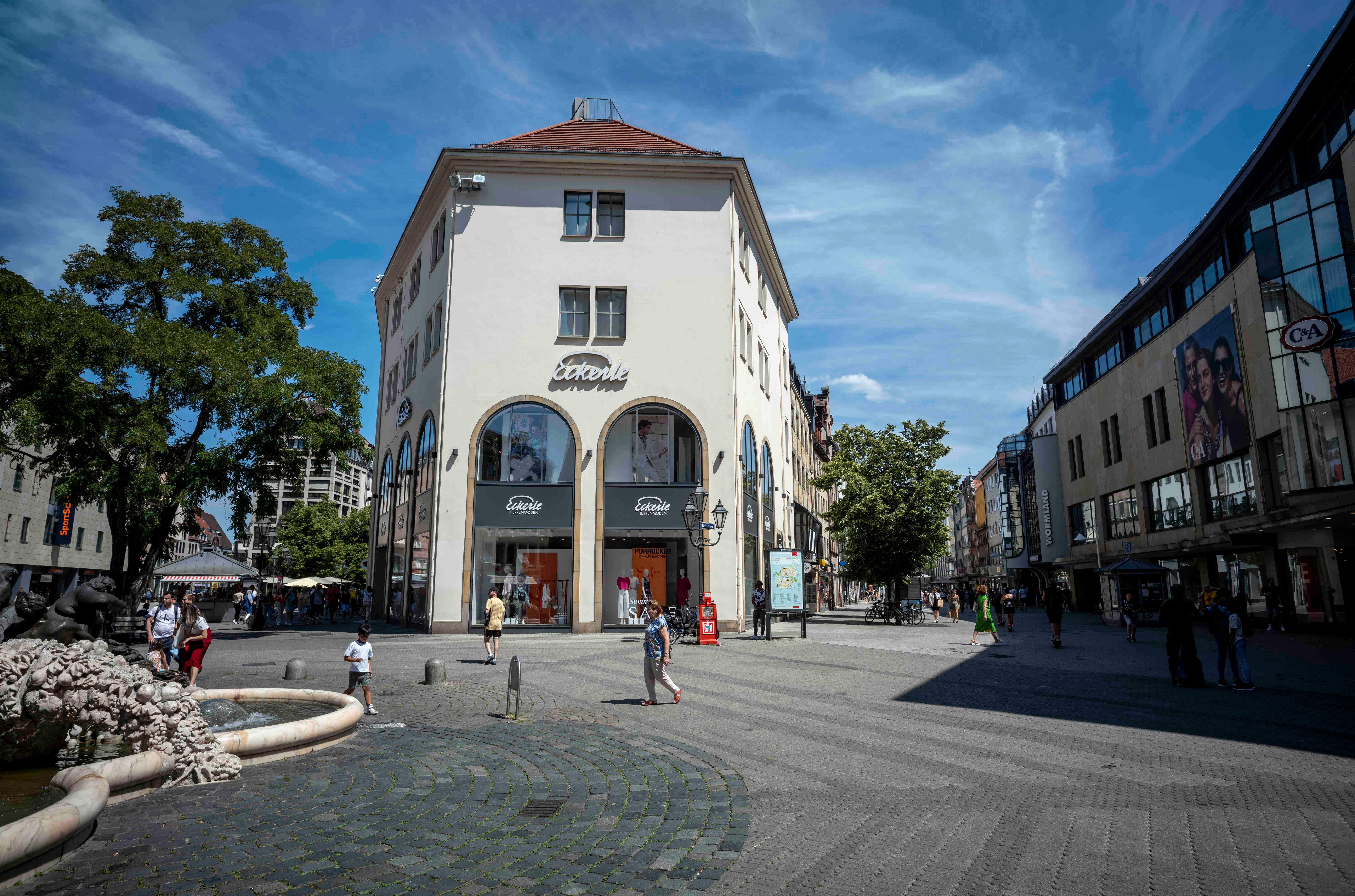 Der Ehebrunnen (links) am Ludwigsplatz bot ein bisschen Erfrischung. Wo Wasser in Bewegung ist, ist die Umgebungsluft merklich kühler.