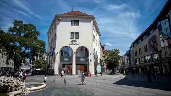 Der Ehebrunnen (links) am Ludwigsplatz bot ein bisschen Erfrischung. Wo Wasser in Bewegung ist, ist die Umgebungsluft merklich kühler.