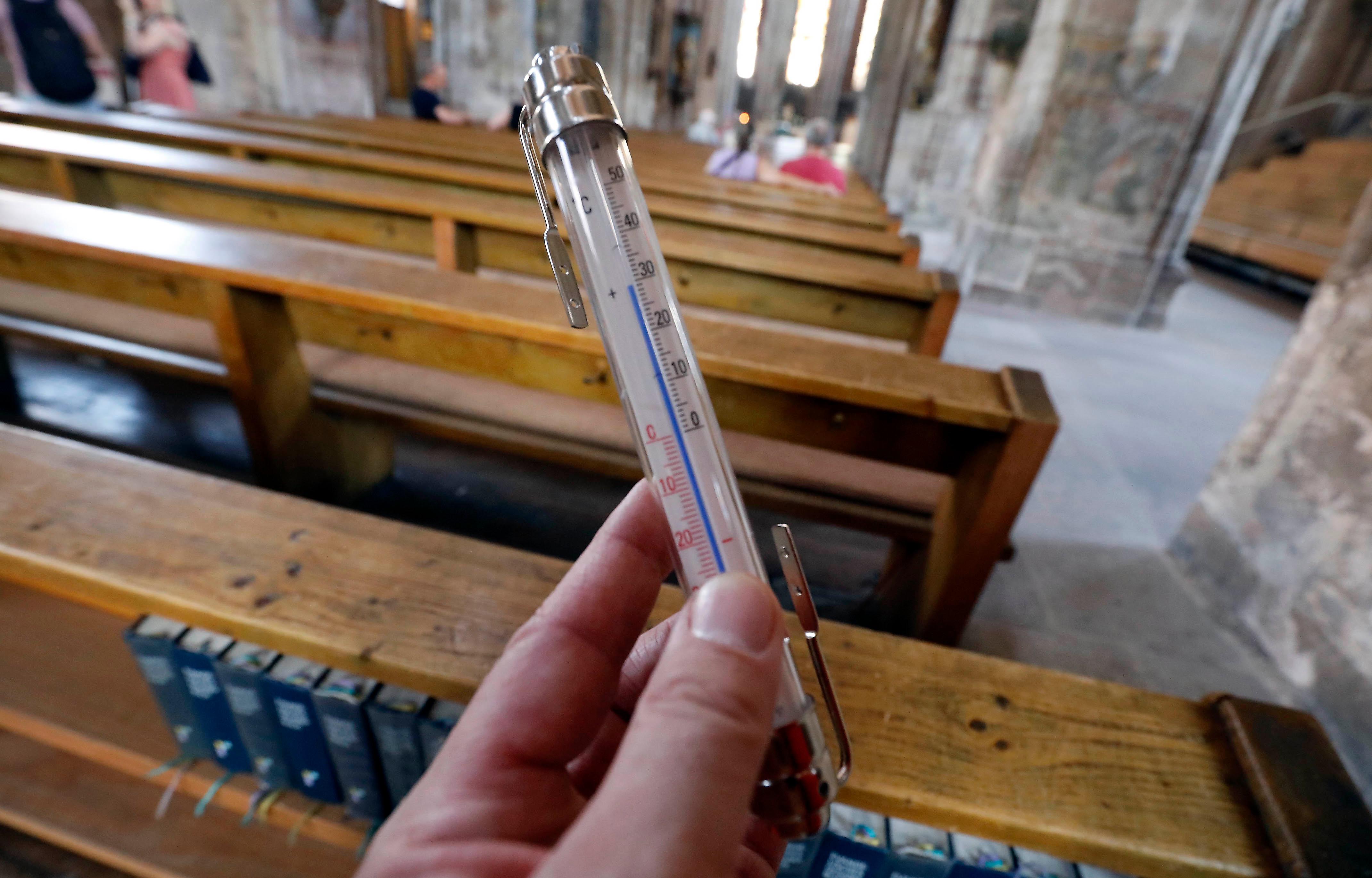 Bei solchen Temperaturen ist der Besuch eines der vielen historischen Gotteshäuser Nürnbergs nicht nur eine gute Gelegenheit zur inneren Einkehr, sondern auch ein guter Ort zum Durchatmen und Abkühlen. In der Sebalduskirche zum Beispiel war es zehn Grad kühler als draußen auf dem Vorplatz. 