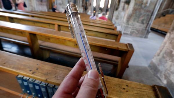 Bei solchen Temperaturen ist der Besuch eines der vielen historischen Gotteshäuser Nürnbergs nicht nur eine gute Gelegenheit zur inneren Einkehr, sondern auch ein guter Ort zum Durchatmen und Abkühlen. In der Sebalduskirche zum Beispiel war es zehn Grad kühler als draußen auf dem Vorplatz.