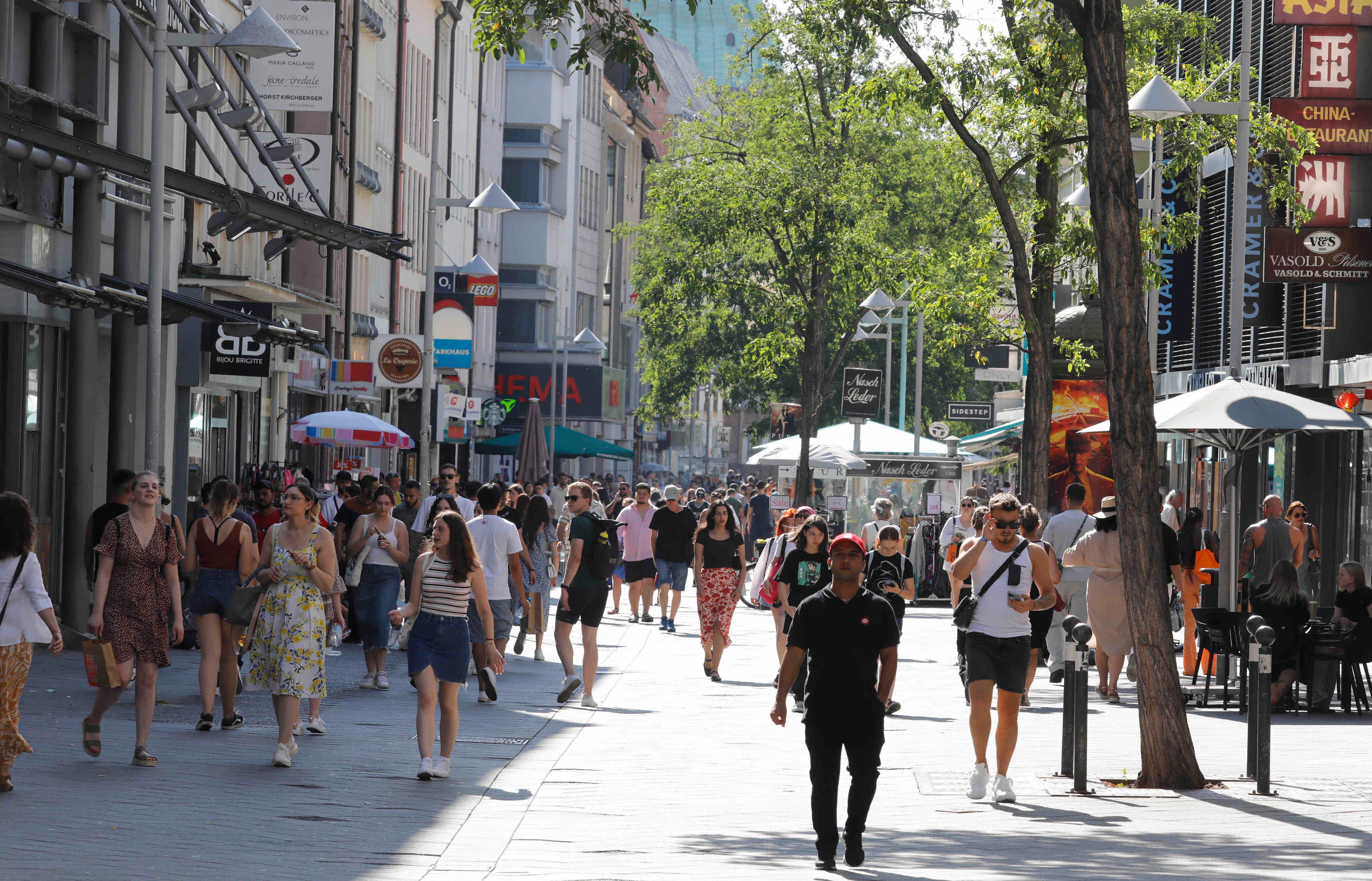 Relativ viel Betrieb herrschte in der Breiten Gasse, doch die Temperaturen dämpften sichtlich die Shoppinglust. Große Einkaufstüten war ein ziemlich seltener Anblick.  