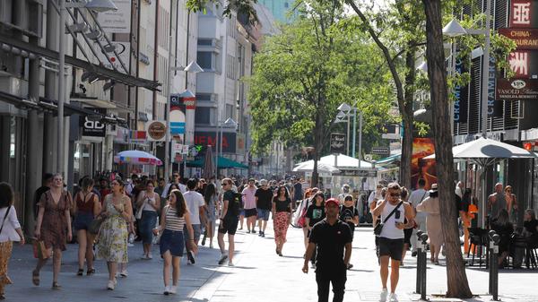 Relativ viel Betrieb herrschte in der Breiten Gasse, doch die Temperaturen dämpften sichtlich die Shoppinglust. Große Einkaufstüten war ein ziemlich seltener Anblick.