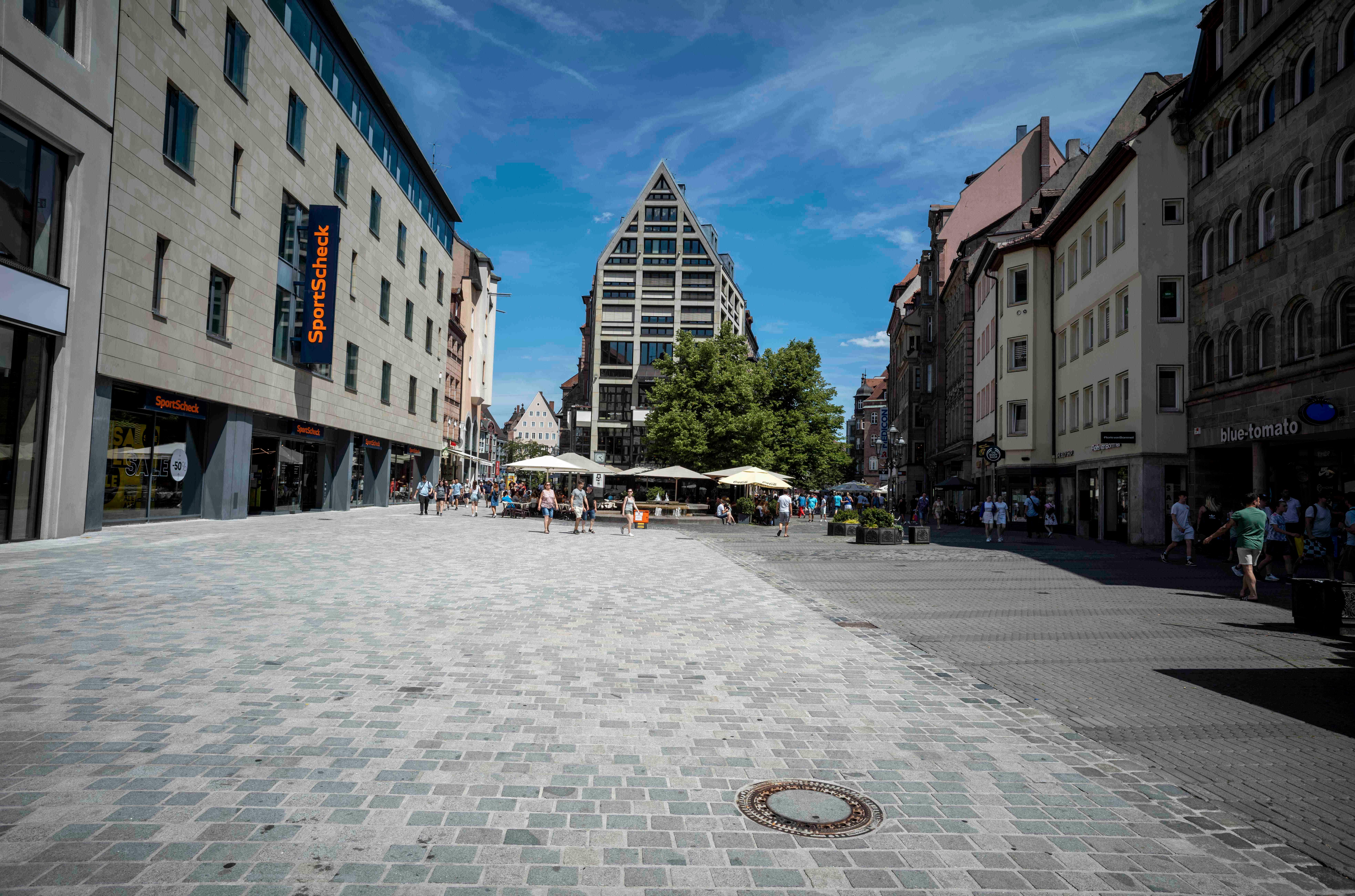 Dieses Pflaster ist den Menschen offensichtlich zu heiß. Die Menschen suchten den Schatten der umliegenden Häuser. In der prallen Sonne war kaum jemand unterwegs.