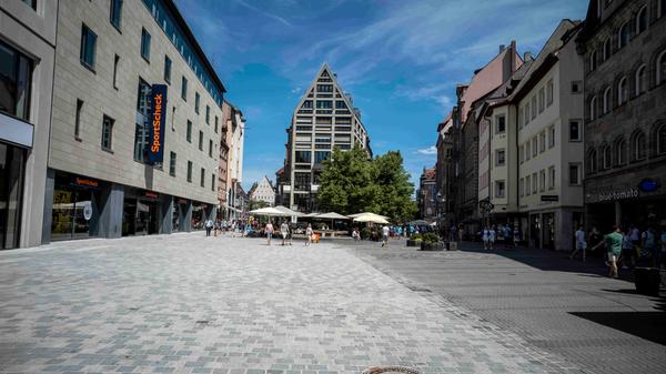 Dieses Pflaster ist den Menschen offensichtlich zu heiß. Die Menschen suchten den Schatten der umliegenden Häuser. In der prallen Sonne war kaum jemand unterwegs.