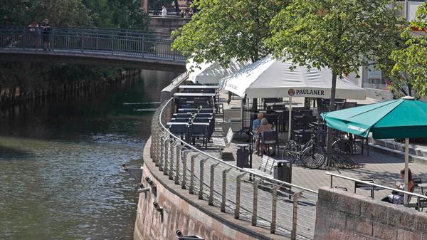Wenig Betrieb an den Fleischbänken, obwohl das Wasser der Pegnitz die Luft zumindest ein bisschen erträglicher machte.