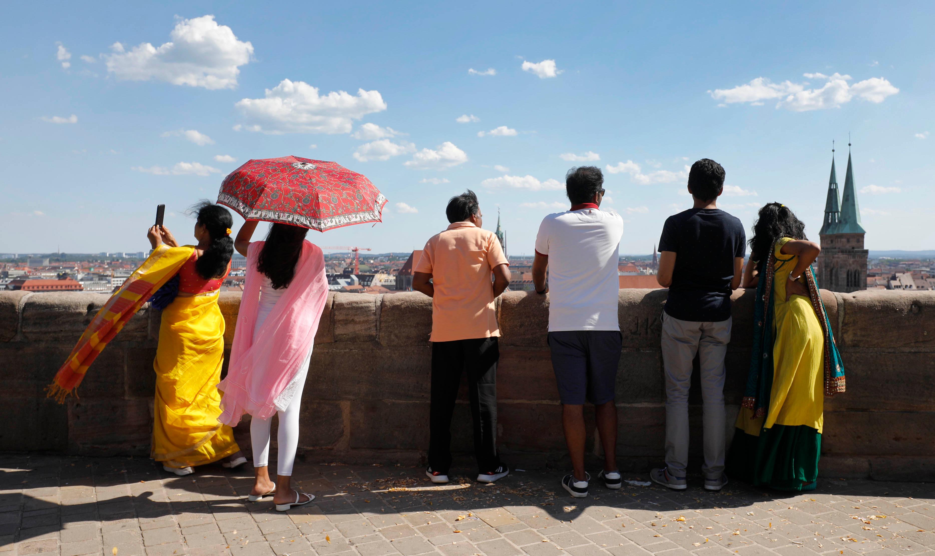 Die Besucher auf der Aussichtsplattform der Kaiserburg mussten am Samstag ziemlich hitzefest sein. Ein Sonnenschirm tat da gute Dienste.