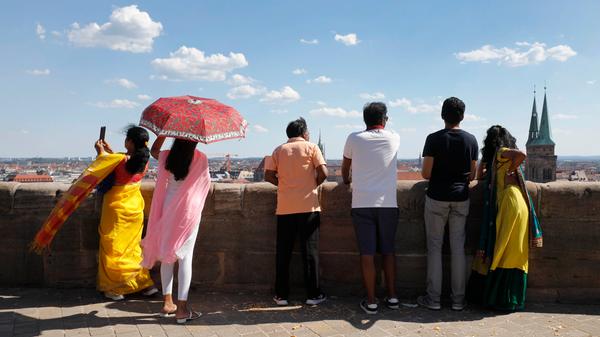 Die Besucher auf der Aussichtsplattform der Kaiserburg mussten am Samstag ziemlich hitzefest sein. Ein Sonnenschirm tat da gute Dienste.