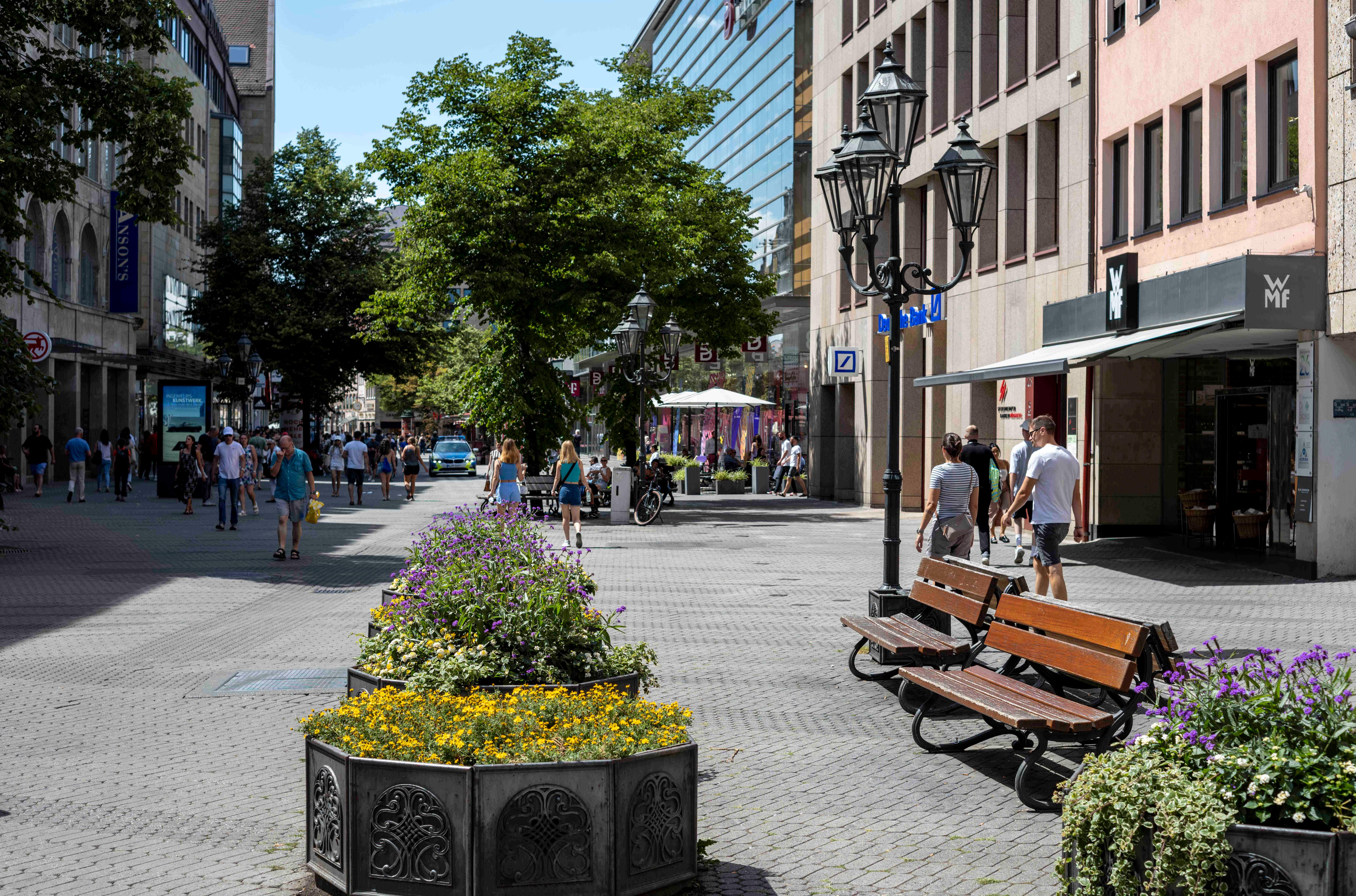 Die Ruhebänke in der Karolinenstraße blieben meist verwaist. Die stechende Sonne heizt die Sitzflächen einfach zu sehr auf. 