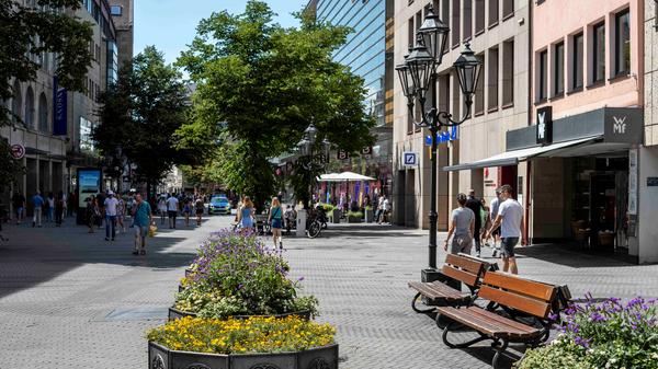 Die Ruhebänke in der Karolinenstraße blieben meist verwaist. Die stechende Sonne heizt die Sitzflächen einfach zu sehr auf.