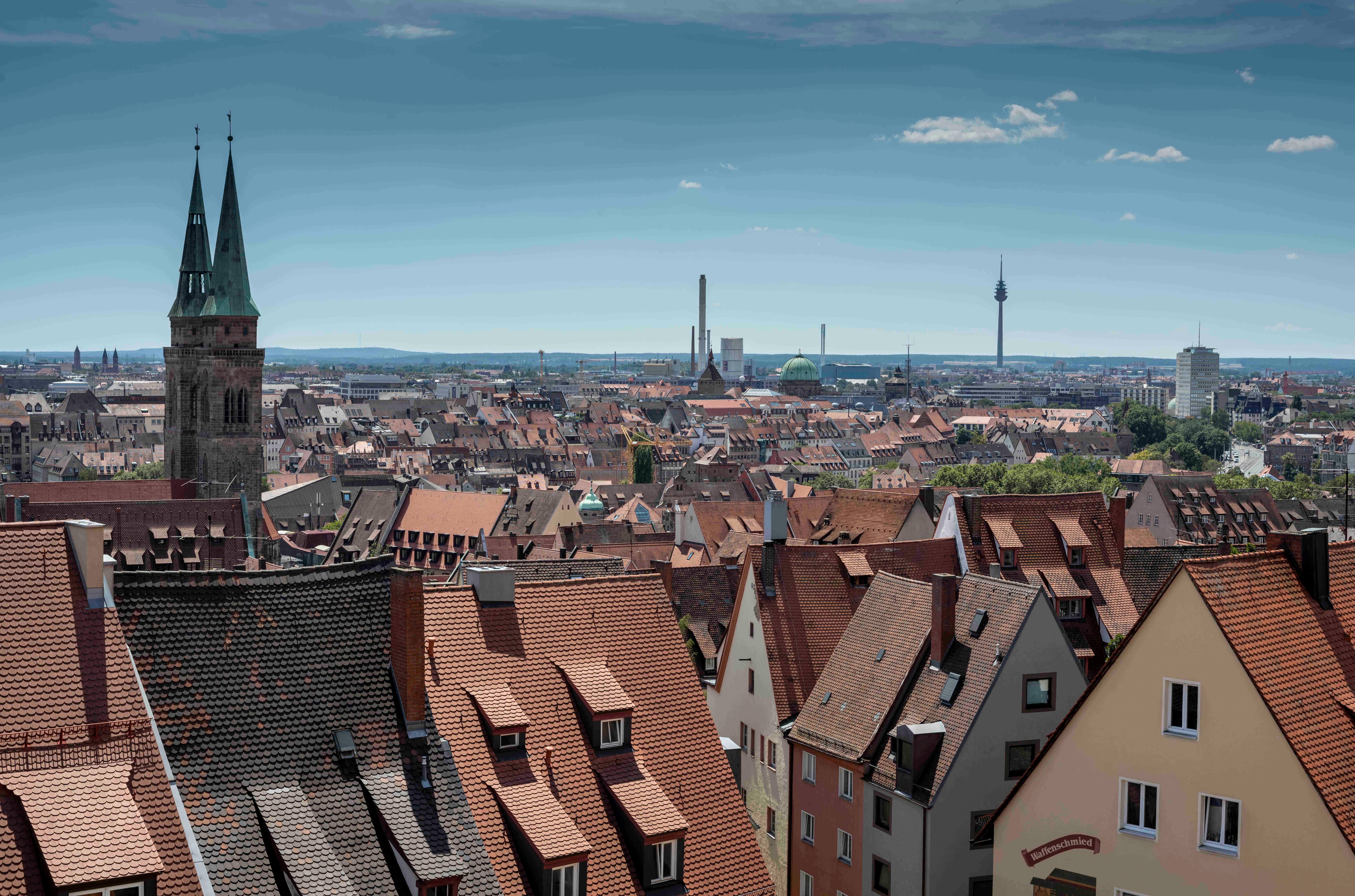 Ein wolkenloser Himmel über Nürnbergs Altstadt.