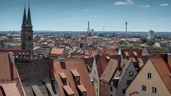 Ein wolkenloser Himmel über Nürnbergs Altstadt.