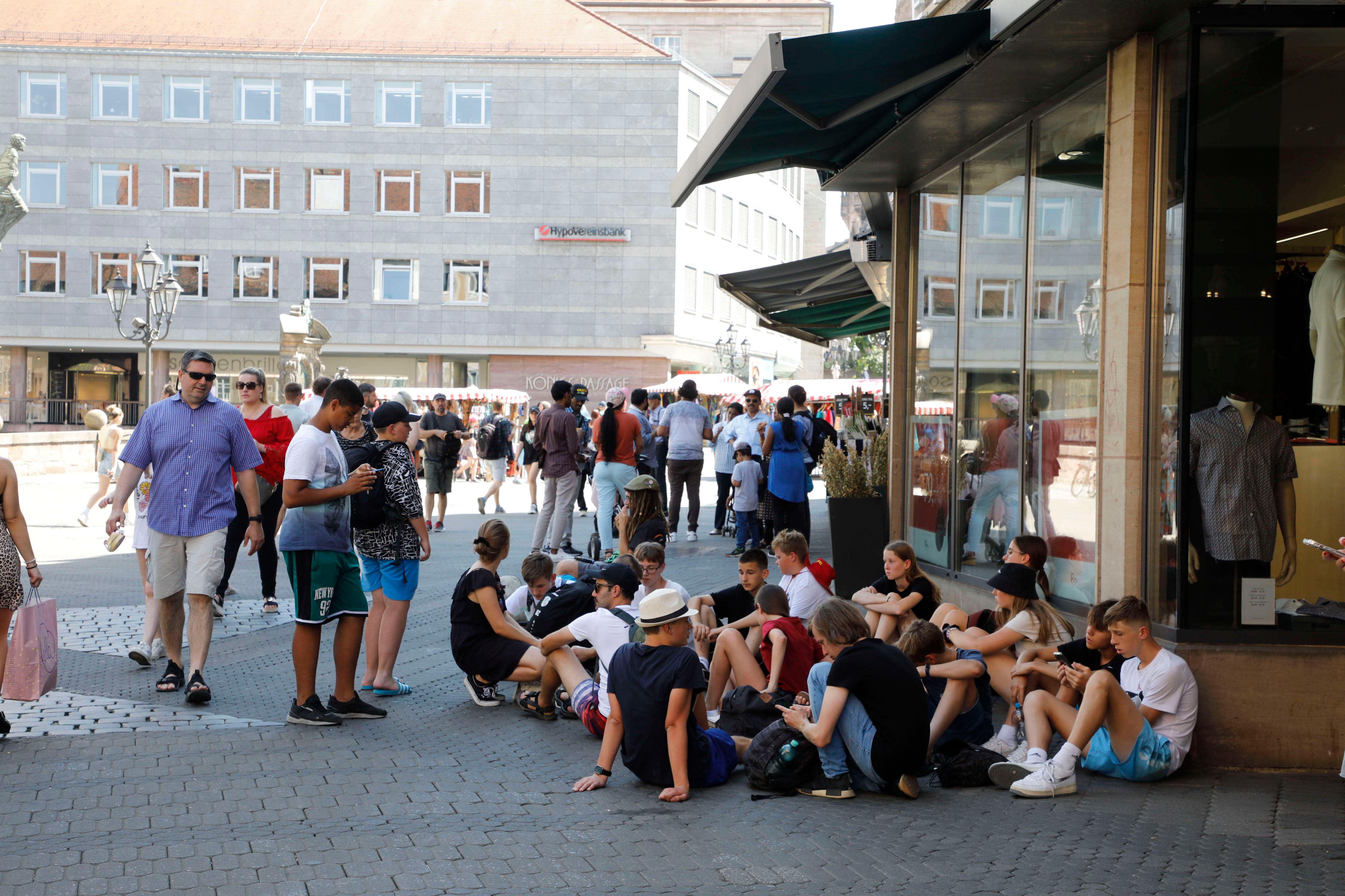 Hauptsache Schatten, auch wenn man sich dafür auf die Straße setzen muss.